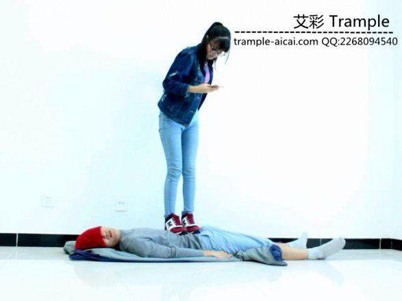 萌主运动鞋践踏贱狗30多分钟！