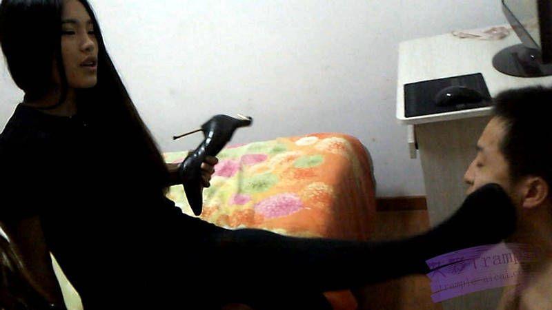 偷闻美女脚的下场