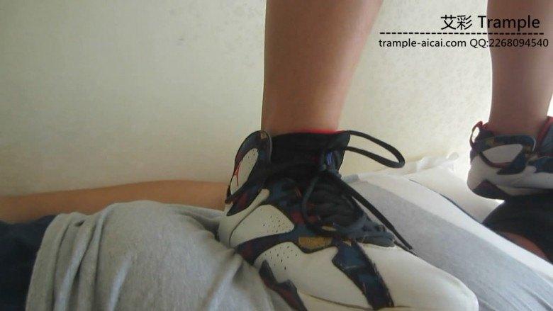 篮球aj7长腿美女脏篮球鞋暴力踩跺 篮球aj7长腿美女脏篮球鞋暴力踩跺