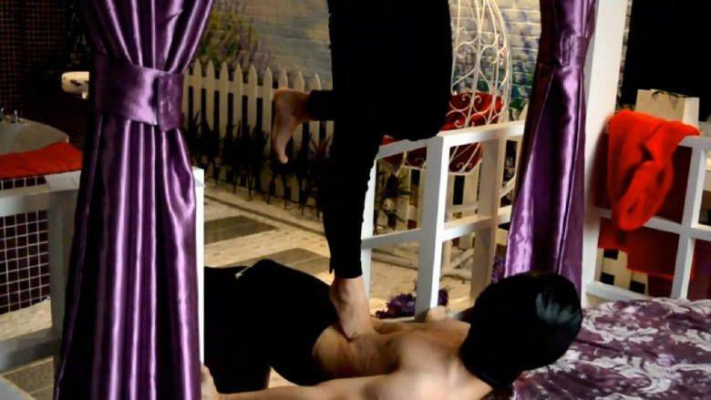 『奴隶岛』—婷婷人桥踩踏