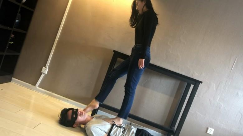 舞蹈系少女虐踩小奶狗