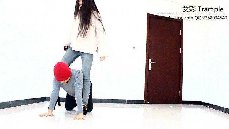 超漂亮天依女主高跟骑乘，胯下舔鞋，遛狗！