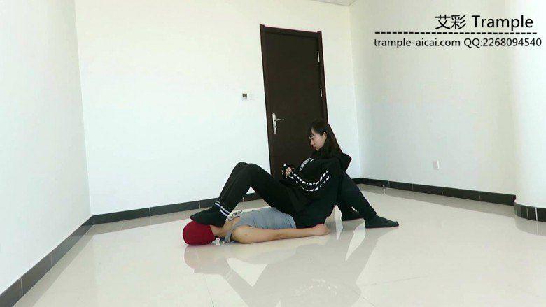 00后天使女主骑乘散步，臭棉袜堵脸踩下体！