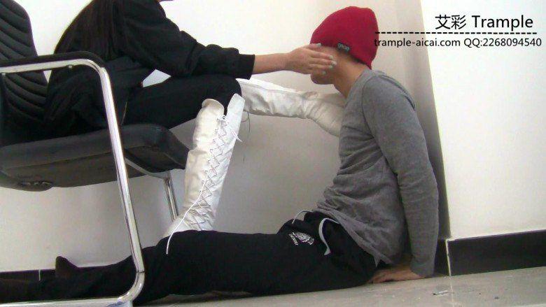 00后天使女主白色长靴打贱狗脸，舔靴底，踩下体各种羞辱！