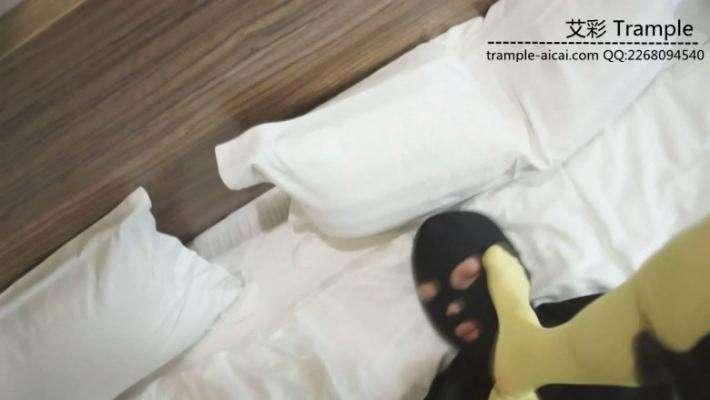 艺校美女原味小白鞋踩草莓