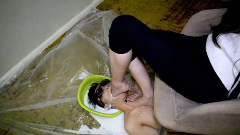 『奴隶岛』—萱萱牛奶舌浴、含牛奶插嘴深喉