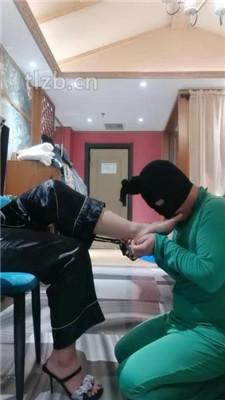 【冷御女王】胯下遛狗/脚喂食/踩踏/品尝臭脚