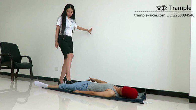 老师天依女主高跟踩贱狗！