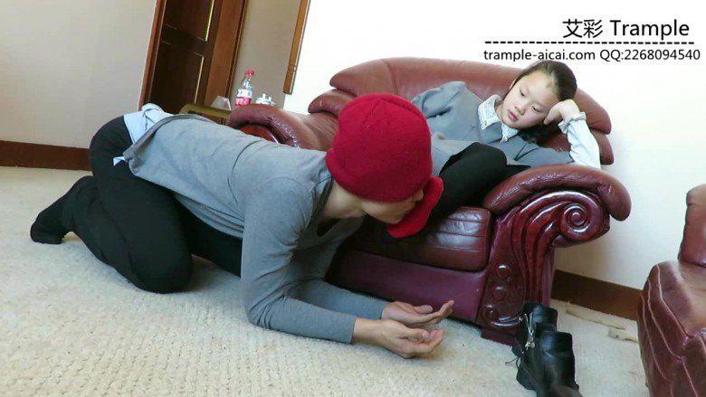 跪舔12侑主棉袜小脚裸足，被女主各种羞辱！