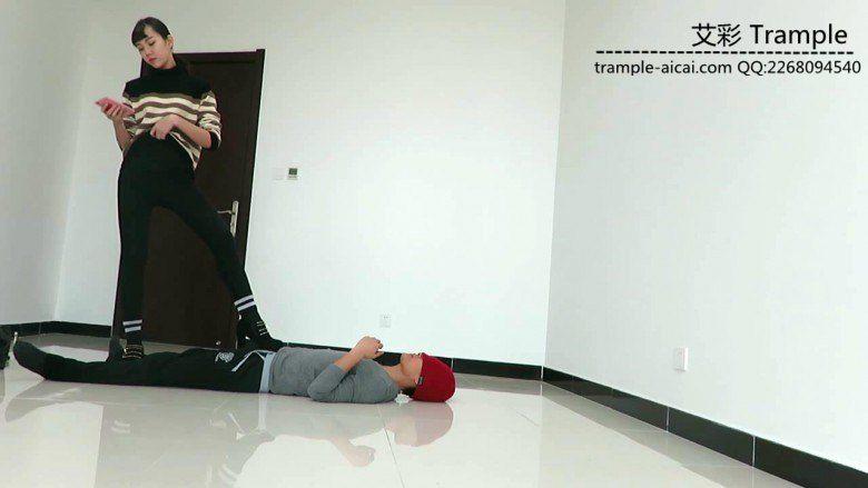 00后女主高跟踩踹贱狗身体下体！