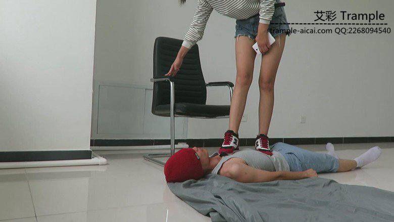 甜美媛媛女主运动鞋调教贱狗！