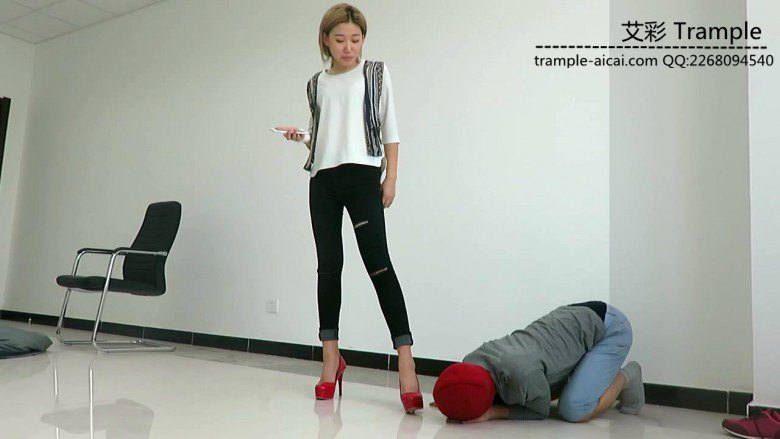 女主红色高跟遛狗胯下玩弄！