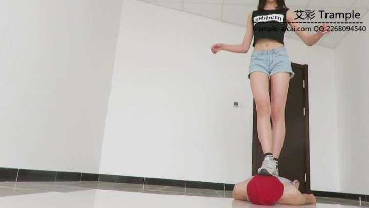 00后天使女主运动装羞辱贱狗钻跨踩踏！