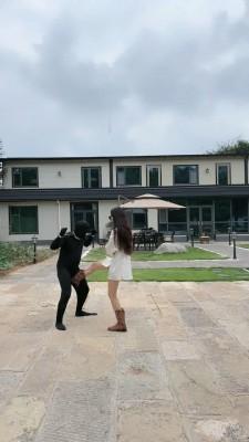 【调教视频】【沅芷大人】户外虐枷锁狗-踢裆/靴碾/踩头