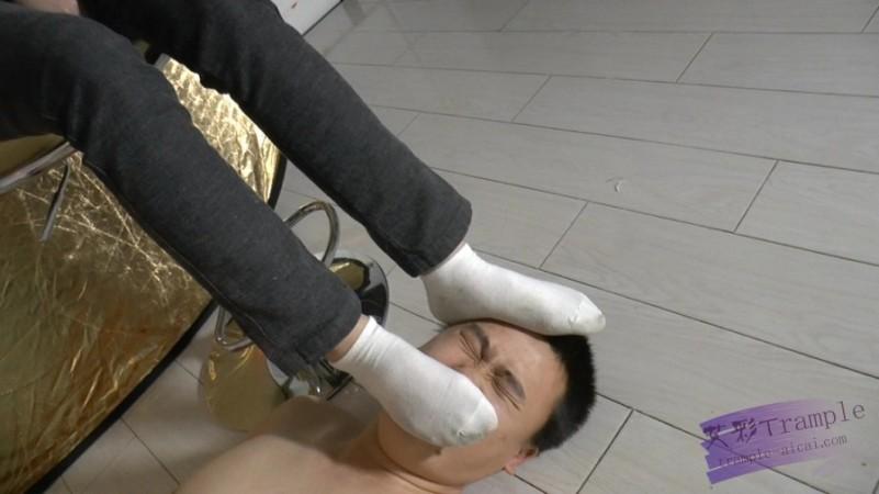 小月 强迫奴隶闻臭白袜脚
