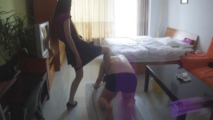 靓丽女S暴力踢打践踏调教废物狗