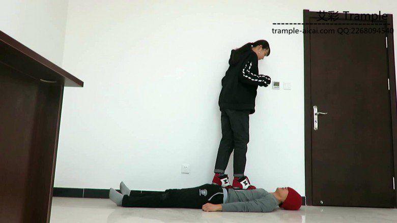 00后天使女主调教贱狗磕头跪拜！