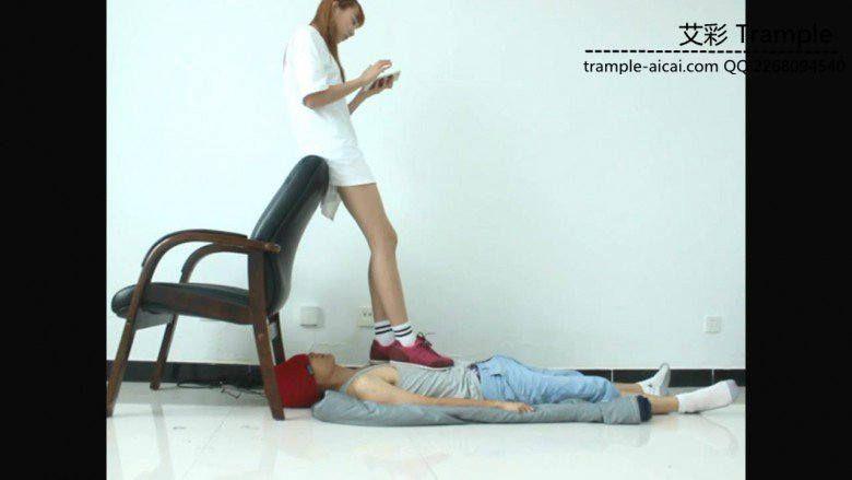 00后天使女主运动鞋白棉袜全体重踩头！