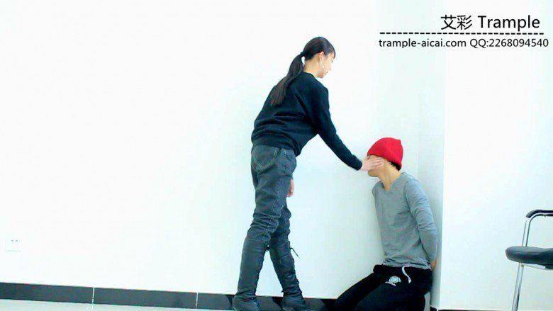 00后天使女主长靴踢踹，扇耳光，堵墙角暴打贱狗！