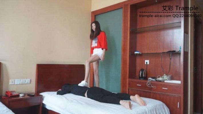 某工商大一两女学生帆布鞋的初次踩踏