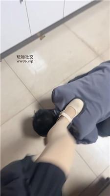 【莹莹】磕头求主人耳光踩踏-骑马  JS250320-5