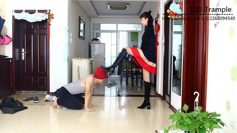 00后天使虐打拦路劫匪！踢裆强迫其磕头求饶！