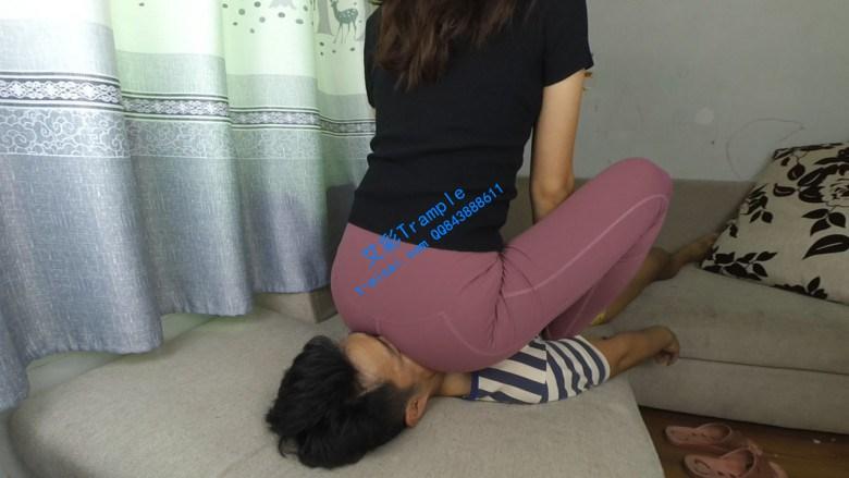 女主日常健身后坐脸休息