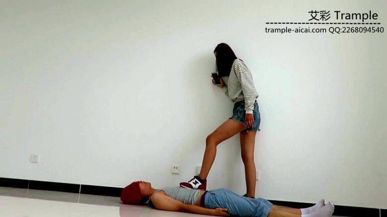 甜美媛媛主暴打小流氓，踢裆，踹肋骨流氓满地打滚！
