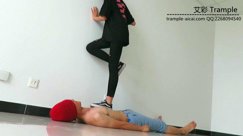 00后天使女主帆布鞋大踏步践踏贱狗！