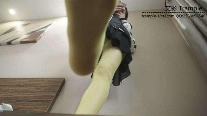 艺校美女原味小白鞋踩草莓