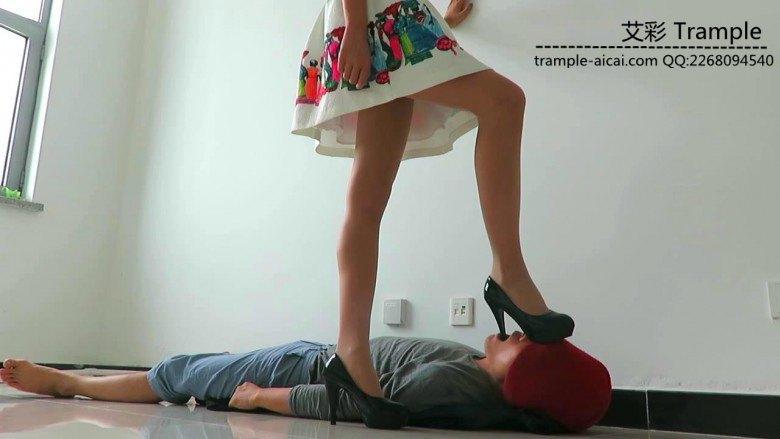 00后女主肉丝高跟插嘴深喉全体重践踏贱狗身体下体！