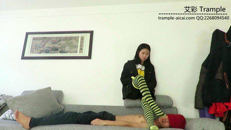 媛媛女主长筒袜踩踏，脚插嘴，全体重踩下体！
