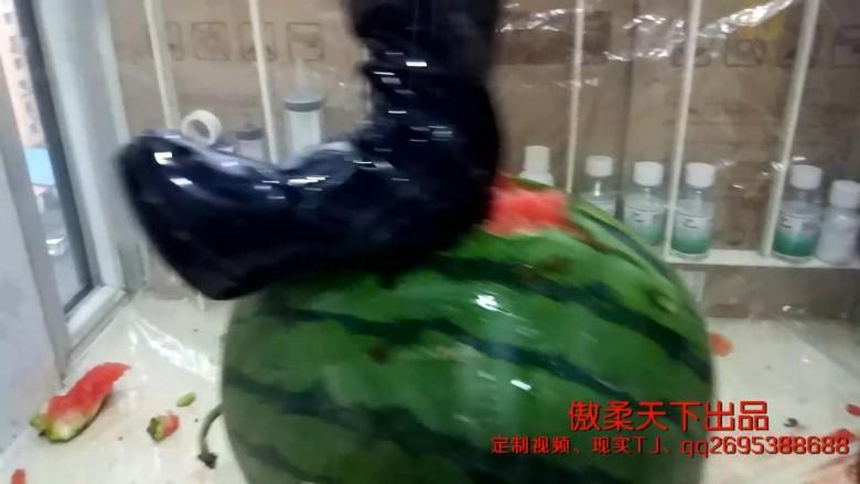 长筒帆布加高跟踩香蕉和西瓜