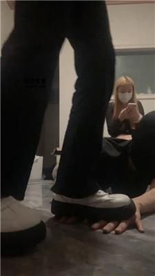 【女生也能很暴力】双S-精神小妹暴力踩踏虐打 JS250422-17