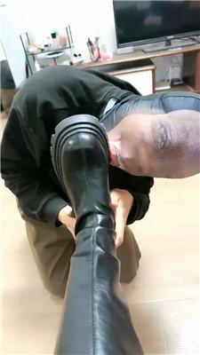 【语小心】绿帽奴-强迫舔长靴黑丝脚丫 JS250106-13