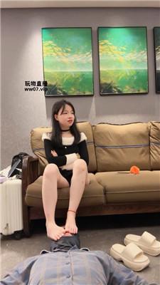 【素人抽水机】连环耳光-踩踏-踢裆-玉足狂舔 bf52805