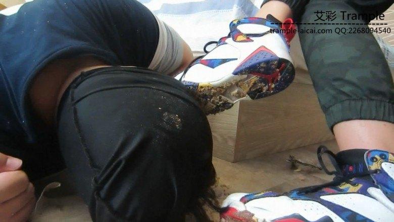 篮球长腿美女aj脏篮球鞋踩踏喂食语言羞辱 篮球长腿美女aj脏篮球鞋踩踏喂食语言羞辱