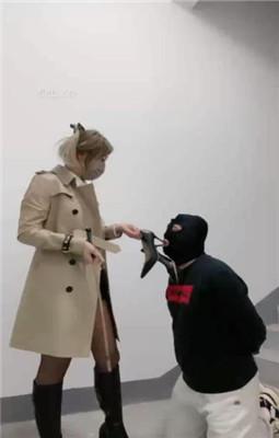 【梦樱】户外楼梯间-转胯/耳光/踩踏/鞭打