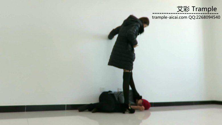 甜美媛媛女主高跟黑丝踢踹贱狗下体暴打贱狗！