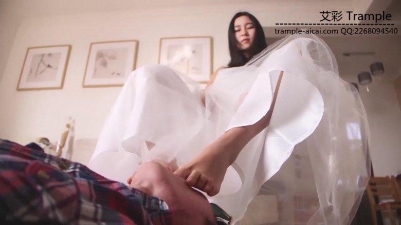 艾丝女王–穿着婚纱调教自己的老公小贱狗