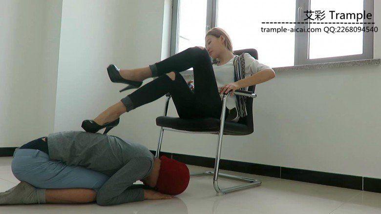 跪舔冰冰女主黑高跟做鞋垫膜拜高跟被践踏！