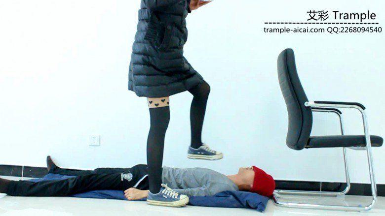 甜美媛媛女主帆布鞋蹦跳踩踏贱狗身体下体！