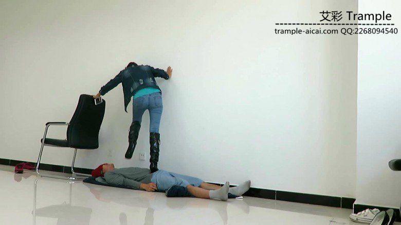 萌主棉袜+长靴虐踩贱狗下体及全身！