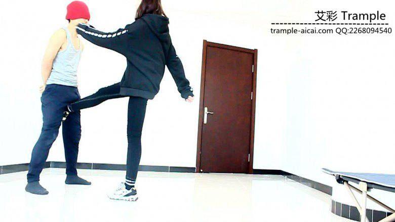 00后天使女主踢裆钻跨暴打羞辱贱狗！