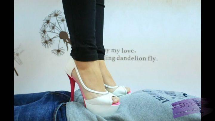 7双高跟鞋全体重踩踏，细跟插入肚子特写。最高的鞋子20CM