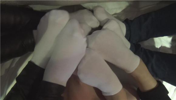 4位小美女白色棉袜踩踏闷昏