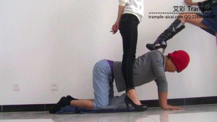 瑶主与闺蜜高跟鞋靴骑乘踩头羞辱贱狗！