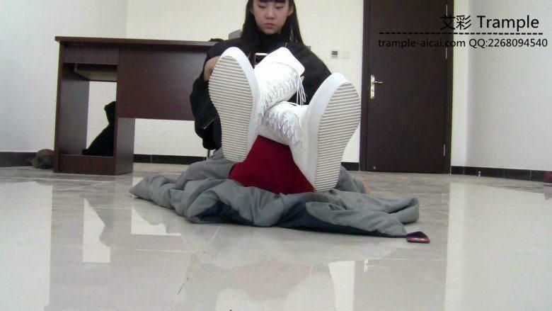 00后天使女主白长靴骑坐贱狗，膝盖跪压贱狗身体！