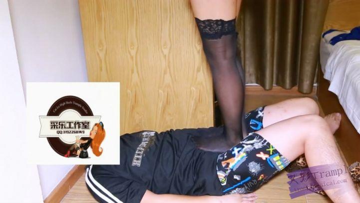 会所金色高跟全体重后跟插肚子，女主不停说要不要帮你踩断他