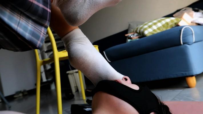 【冰时代】Baby酒吧蹦一夜迪又咸又臭的袜子抽插母狗嘴